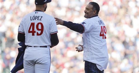 Santana dons López jersey as former and current Twins pitchers share pregame moment at mound